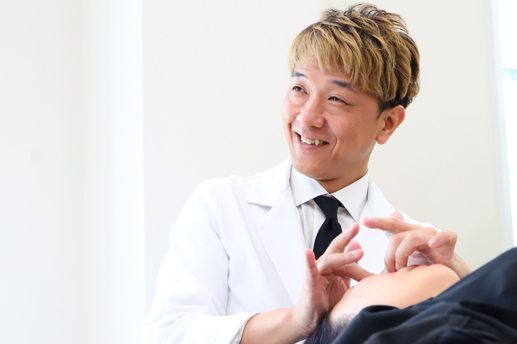講座でやさしい触れ方を実演する様子